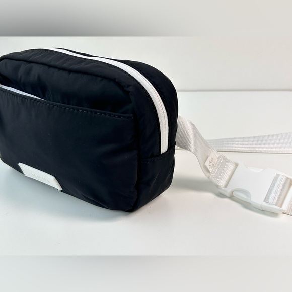 Athleta All About Crossbody Belt Bag Black and White RARE Color Combo EUC - Picture 1 of 10
